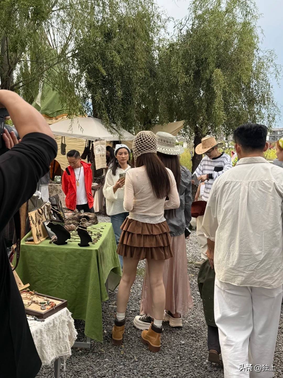李小璐与朋友大理游玩，被她的生图吓到，不像明星反倒和网红没差