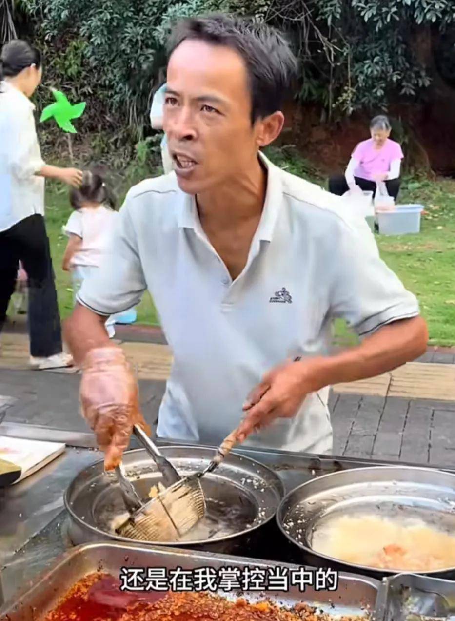 “鸡排哥”突然走红！全网都在馋这一口，排队超百米，本人回应