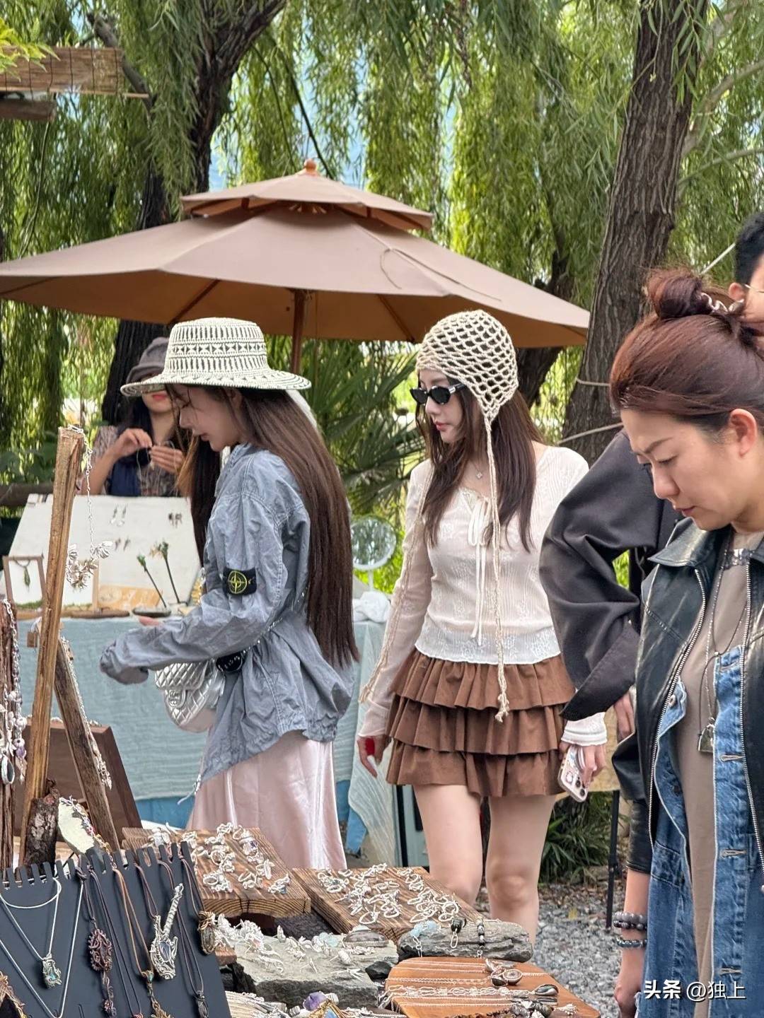 李小璐与朋友大理游玩，被她的生图吓到，不像明星反倒和网红没差
