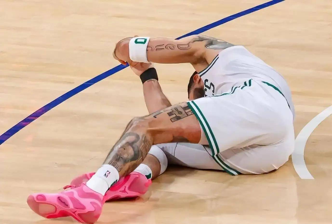 手术后剧痛难忍塔图姆选择服用了新型止痛药助力高强度康复训练