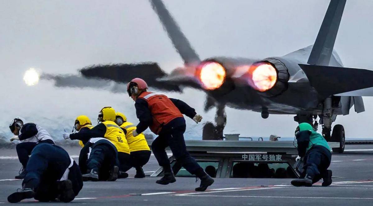 福建舰为啥舍弃蒸汽选电磁？5大优势直接碾压！蒸汽弹射真的很拉