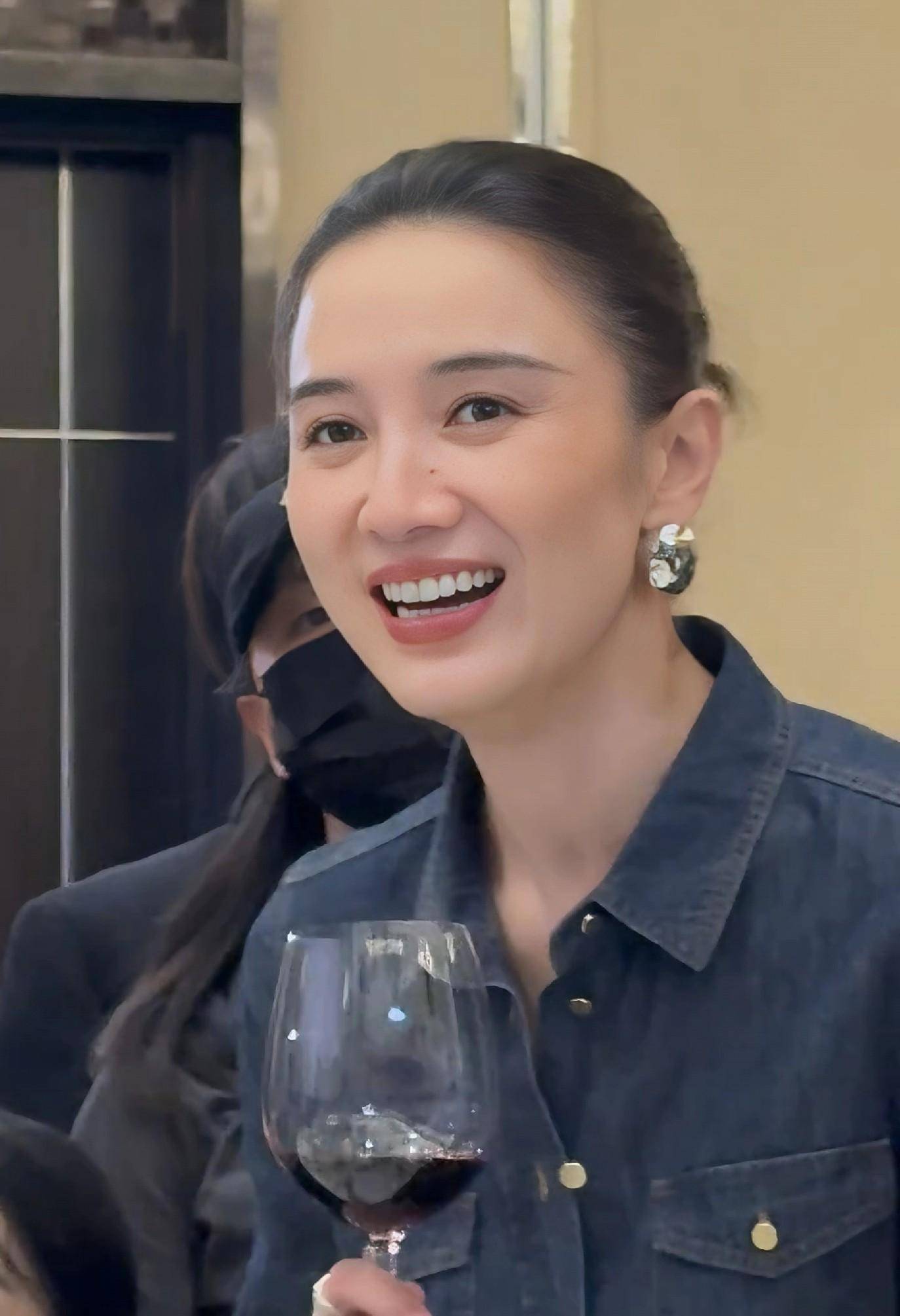 身姿高挑配丸子头又美又飒气质超绝！AG真人app宋佳北京晚宴近照流出(图2)