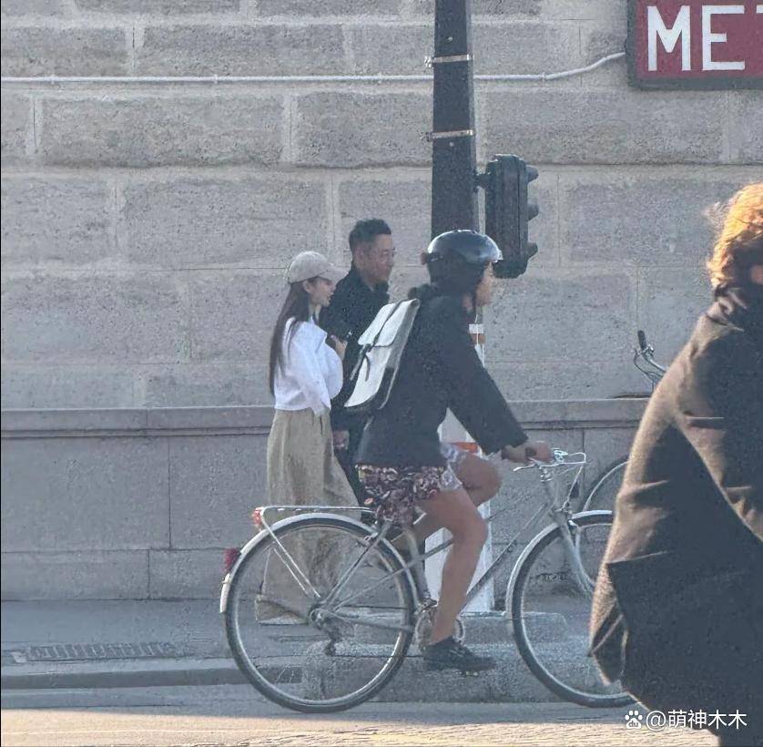汪小菲马筱梅巴黎被偶遇，牵手散步举止贴心，女方疑似显怀了