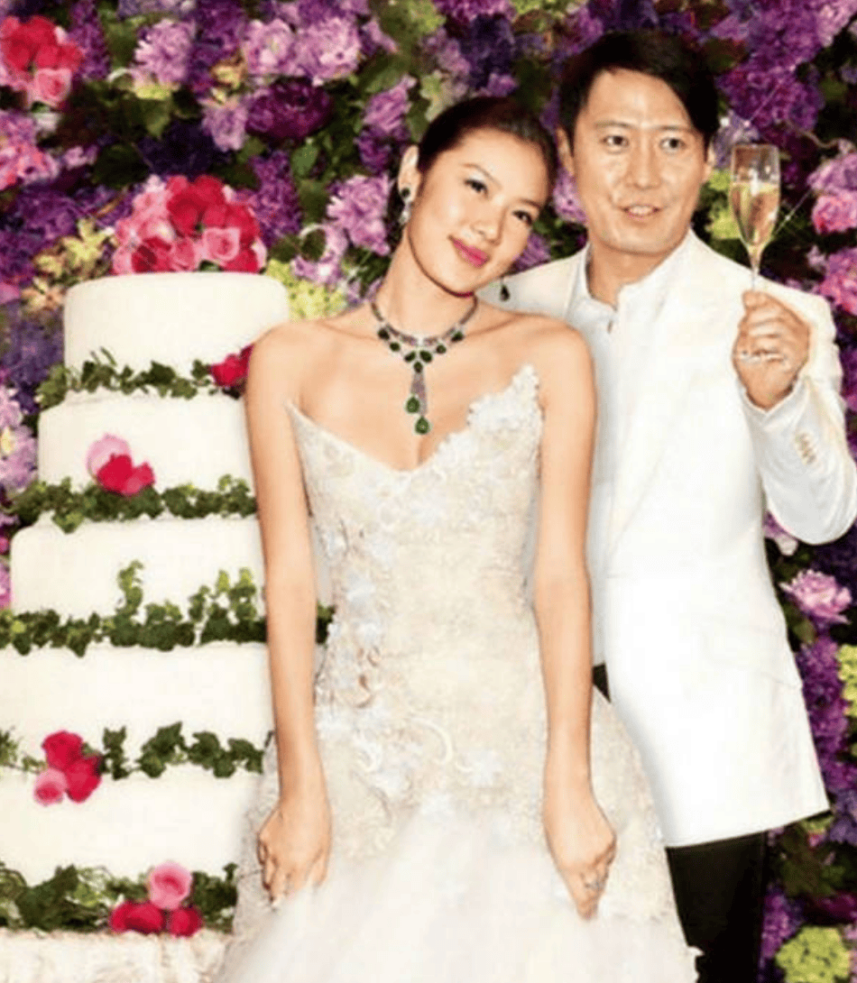 黎明花7亿追她，她却离开黎明二婚嫁给大19岁的“假富豪”，如今再爆离婚，44岁的乐基儿大变样