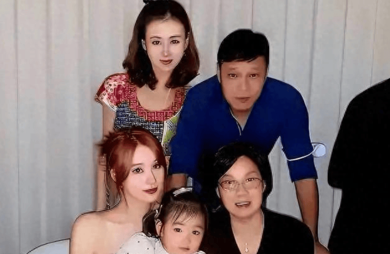 范志毅妈妈和孙女游轮旅行，70多岁很时髦，剪学生头发型气质不俗