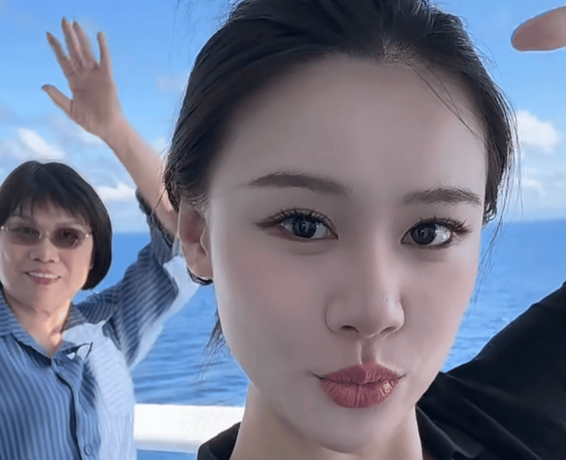 范志毅妈妈和孙女游轮旅行，70多岁很时髦，剪学生头发型气质不俗