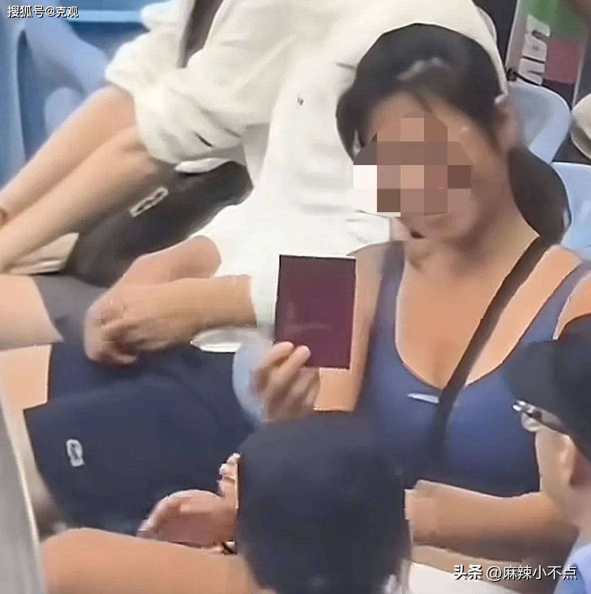 女球迷打断比赛后续：女子身份被扒，疑似酒后闹事，评论区笑麻了