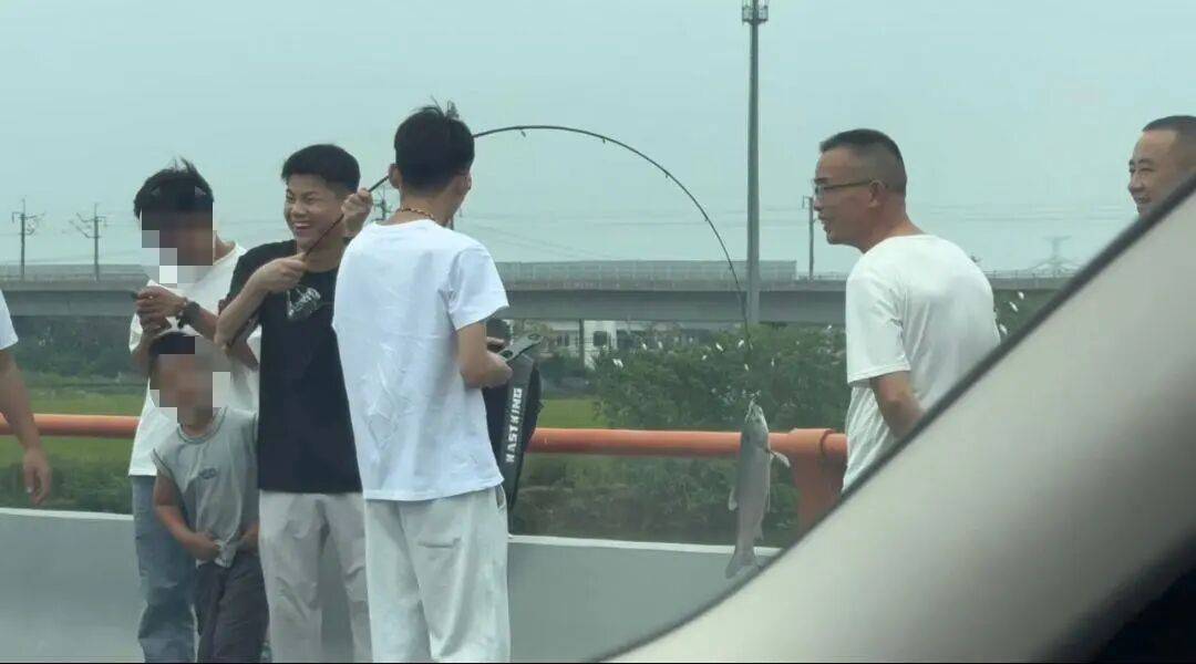 高速堵车，有人在路中间打起羽毛球，还有人下车钓鱼首竿即中，当事人：鱼没带走，送给路人了