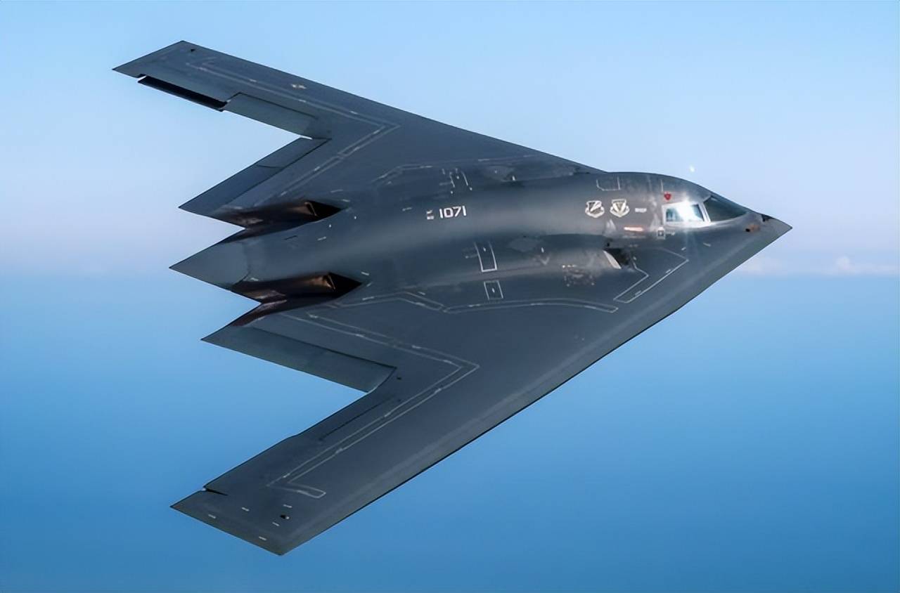 央视飞行员一句拭目以待，轰20真来了？空中黑鹰将补齐最后短板