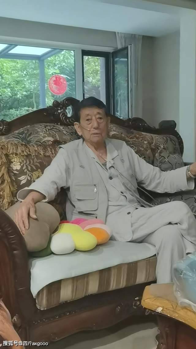 国家一级演员赵克明去世，5月在家吸氧画面曝光，手拿拐杖不离手