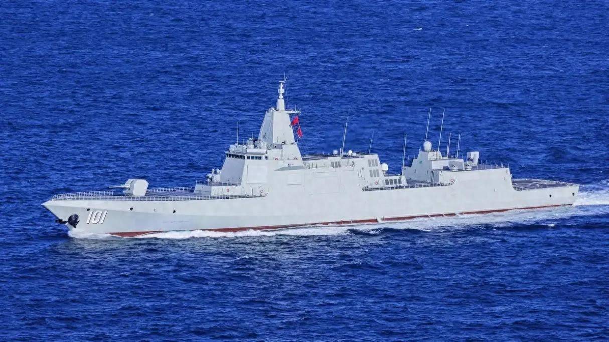 东海舰队迎来四艘055万吨大驱，台海战略天平瞬间倾斜