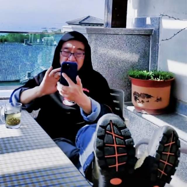 曝78岁李保田近况，房内略显杂乱，喝10元的桶装水，找人维修窗户