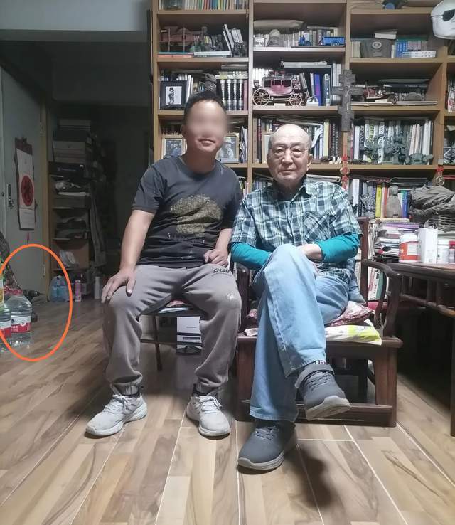 曝78岁李保田近况，房内略显杂乱，喝10元的桶装水，找人维修窗户