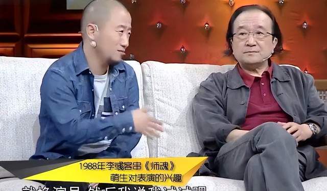 曝78岁李保田近况，房内略显杂乱，喝10元的桶装水，找人维修窗户