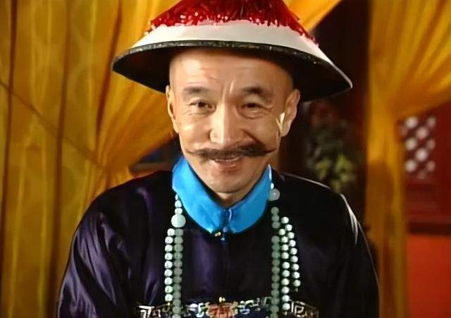 曝78岁李保田近况，房内略显杂乱，喝10元的桶装水，找人维修窗户