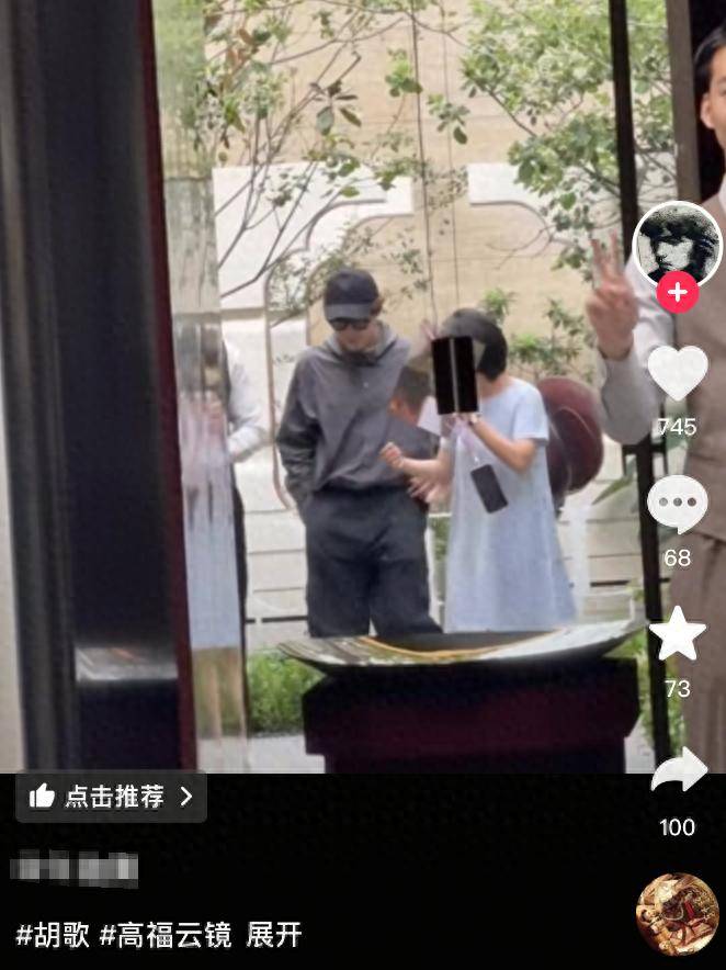 胡歌上海买房被偶遇，头顶秃了一大片，老婆黄曦宁陪同，长相普通