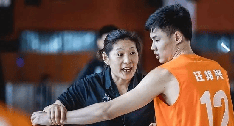 原创 主动请缨,名帅或上任女篮,女性,曾和男篮国手恋爱,宫鲁鸣看懂