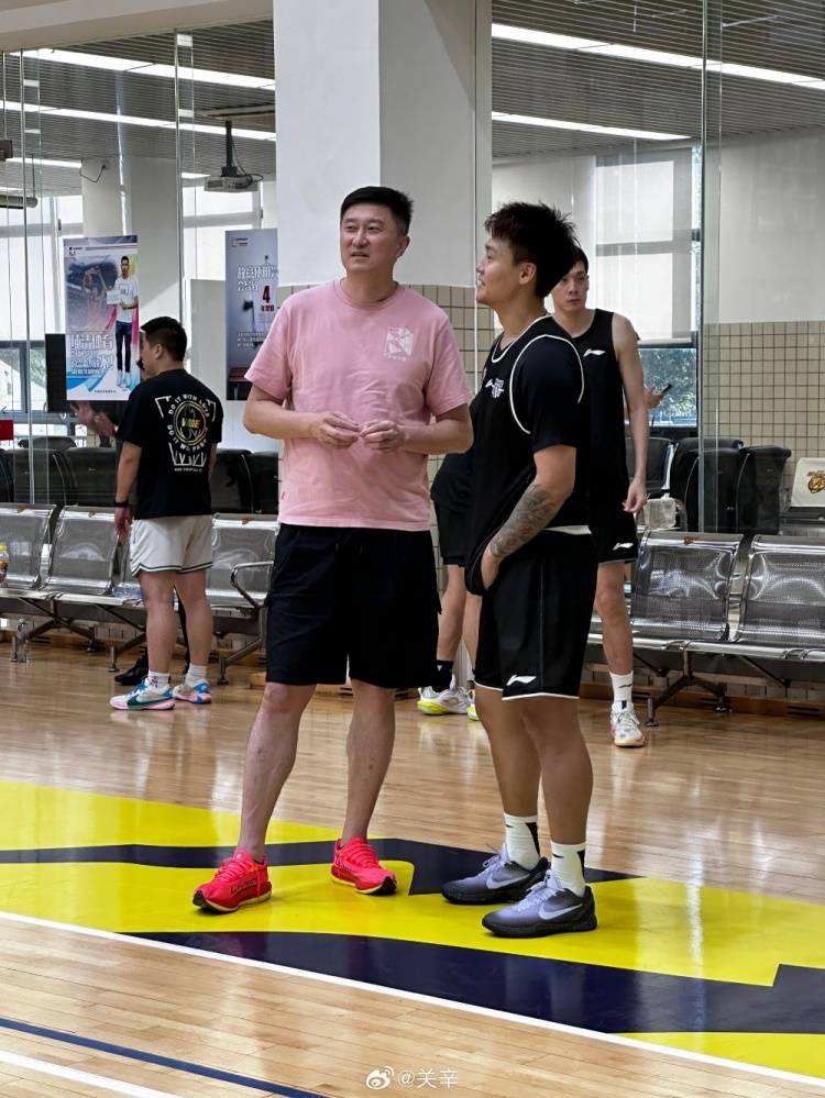 广东男篮备战全运会 赵睿穿北京队T恤和胡明轩同框