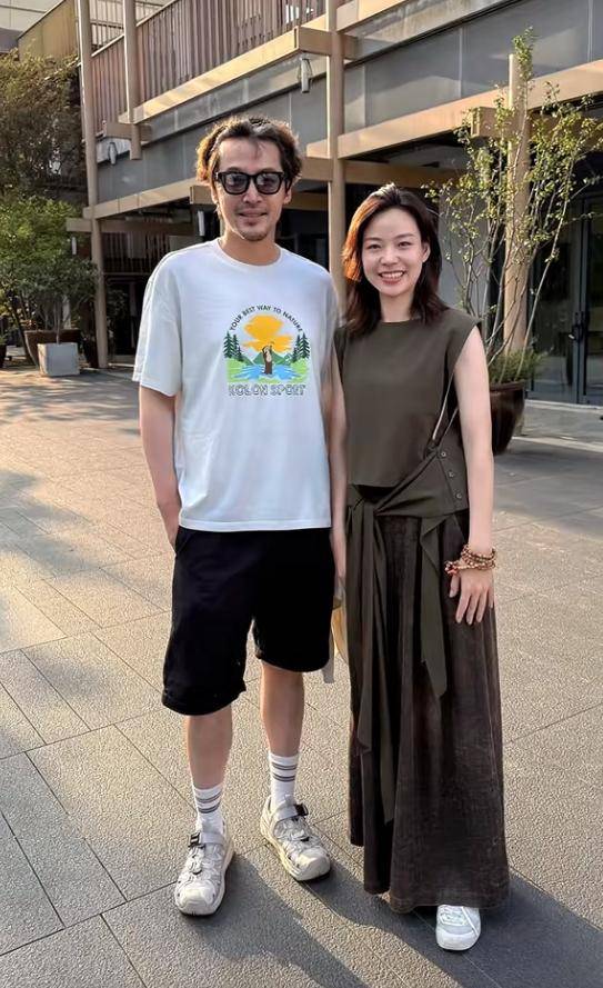 胡歌上海买房被偶遇，头顶秃了一大片，老婆黄曦宁陪同，长相普通