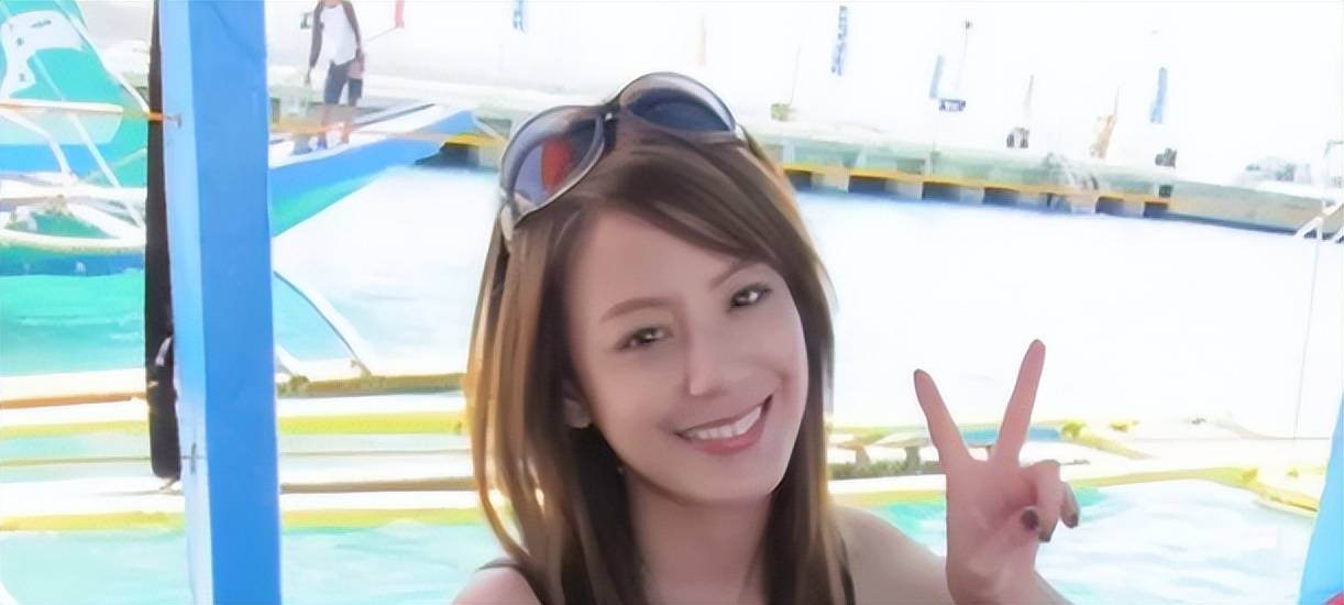 周杰伦前女友官宣离婚，暖心回复网友被夸，昆凌素颜现身日本潇洒