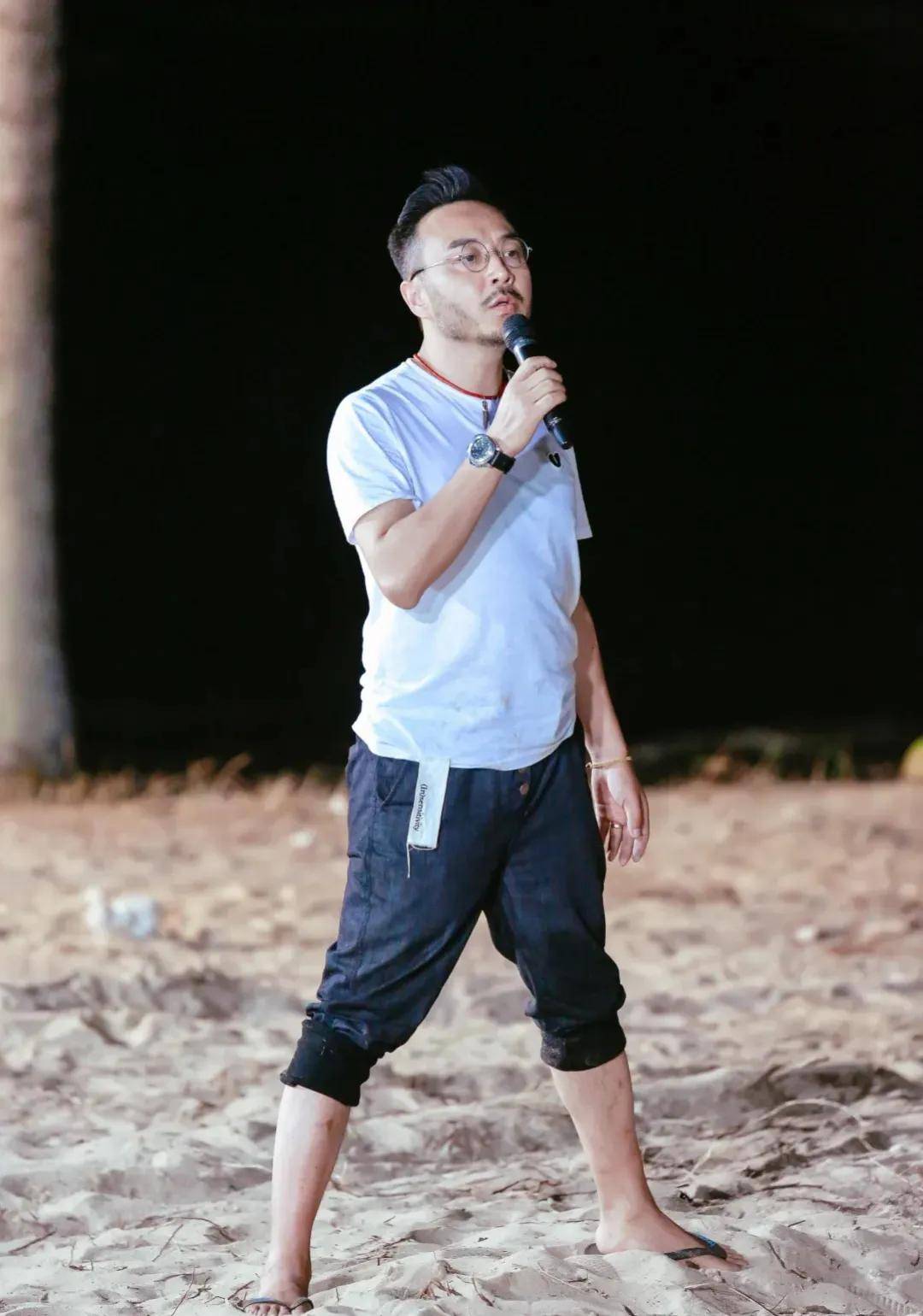 汪涵近照曝光，白发显老态！岁月无情惹网友热议。