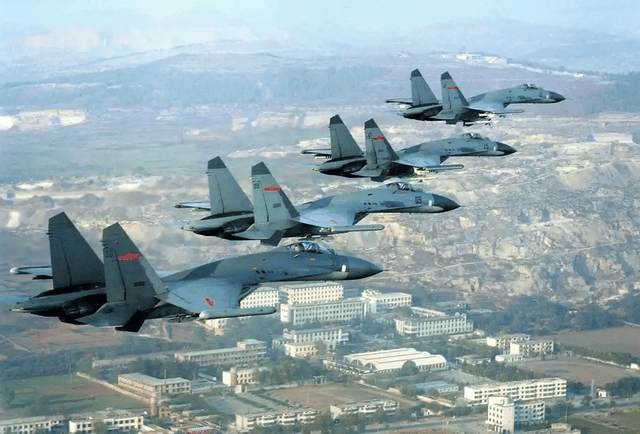 歼-16立功了！同时锁定两架F-35，性能令美国人忌惮不已