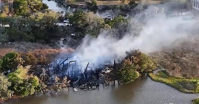 原创             南卡法官海边豪宅爆炸成灰烬：只因她拒绝交出特朗普要的资料？