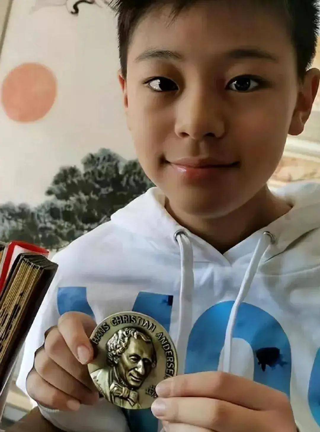 蔡国庆儿子全科免考毕业！身高猛长高颜值似妈，与亲弟共用一张脸