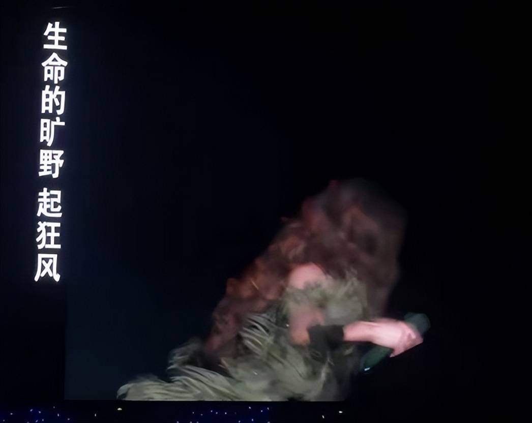 张靓颖回应从两米高舞台摔倒：就小时候被我妈打一顿的疼