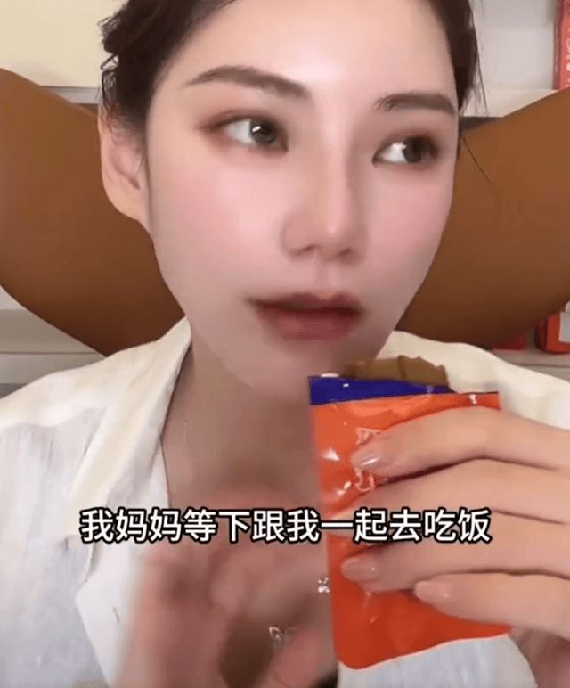 汪小菲返台带马筱梅和岳父母聚餐，消费2300元，箖箖露正脸像大S