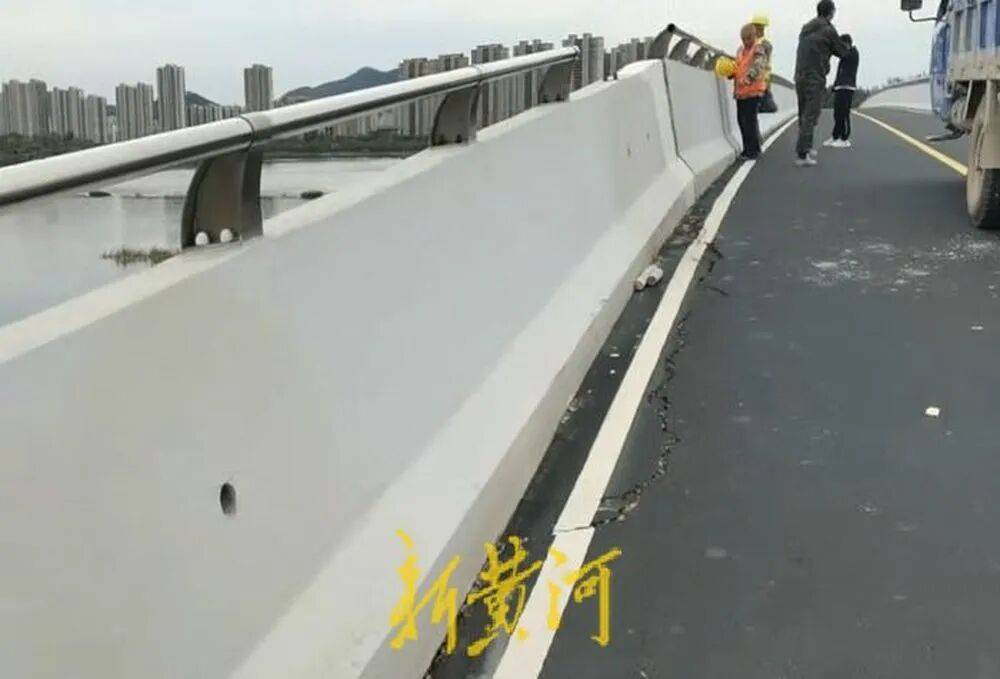 河北唐山迁西一桥梁疑似移位下沉，现场施工人员：先排查，待明确原因后维修