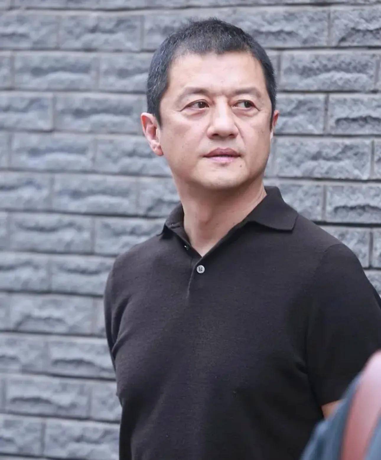 李亚鹏官宣与小19岁老婆离婚，女方之前曾透露经济困难需要还债，引热议