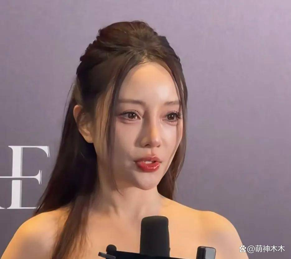 44岁李小璐参加公开活动！怼脸拍真实状态曝光，网友态度两极分化