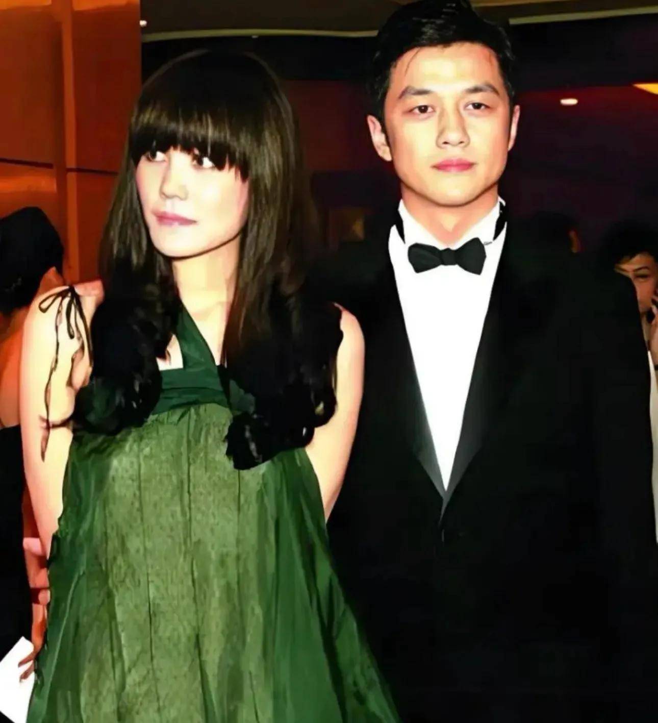 李亚鹏官宣与小19岁老婆离婚，女方之前曾透露经济困难需要还债，引热议