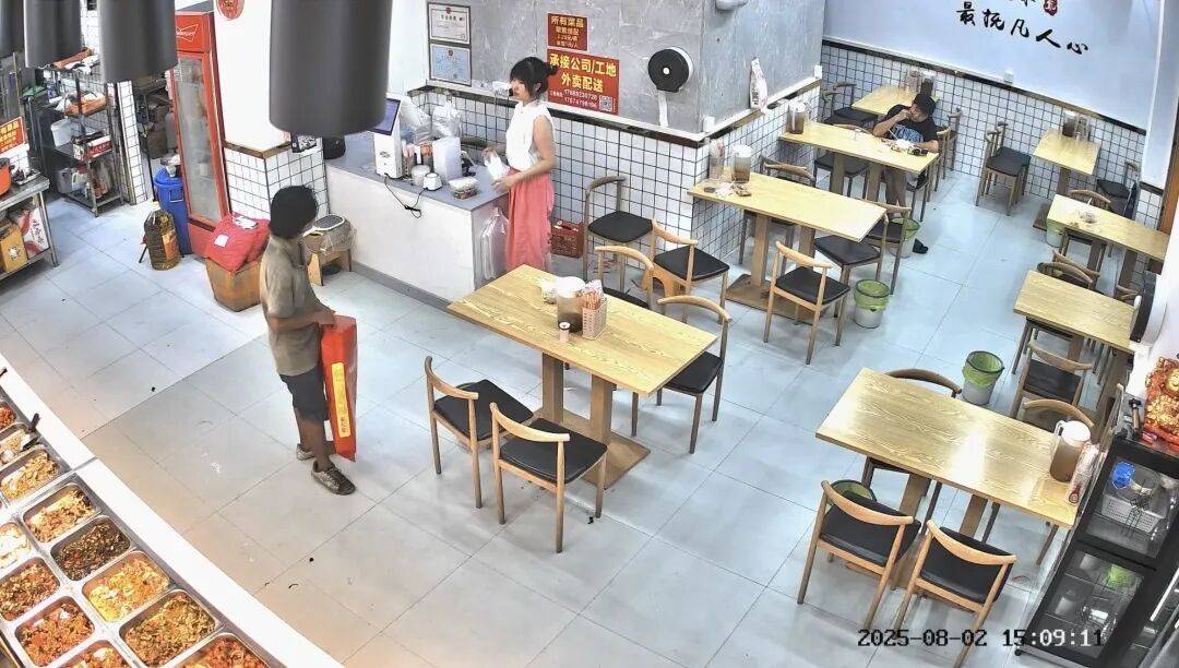 饭店老板追出店外执意还钱，那个曾蓬头垢面的小伙摆手骑车离去