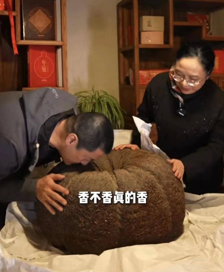 不怪李亚鹏破产，别人直播卖几块钱零食，他直播上架300万6吨沱茶