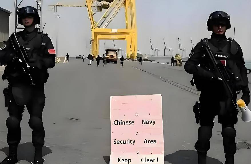 我国海外撤侨，军舰警示牌上20个字，让武装分子从头到尾不敢靠近