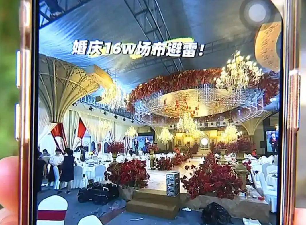 花16万找同学办婚礼，对方承诺“让你在村里有面子”，新人看到现场布置“两眼一黑”