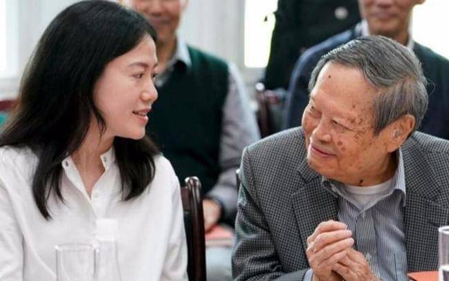 原创             没想到，杨振宁去世后，49岁妻子翁帆，竟因一个动作实现口碑暴涨