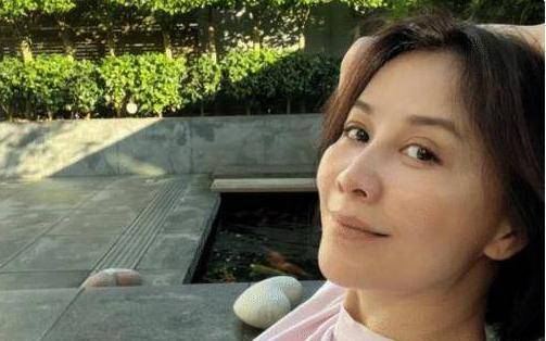 58岁刘嘉玲户外晨跑，穿紧身裤不遮臀部，网友：没一点老人样