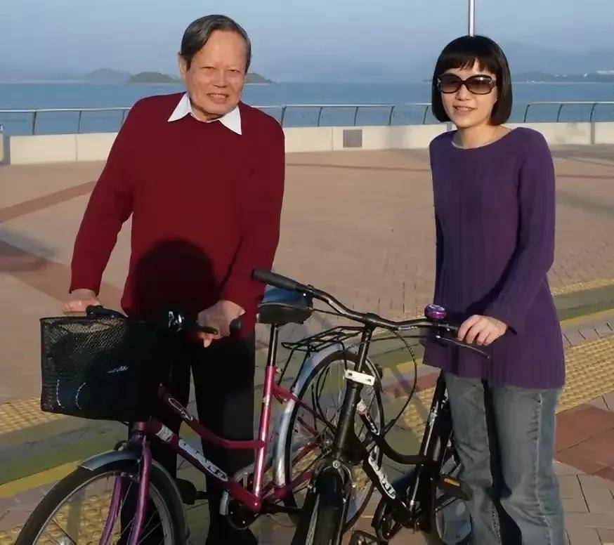 原创             翁帆现身告别式!穿素衣显憔悴,众人最关心:能否与邓稼先为邻