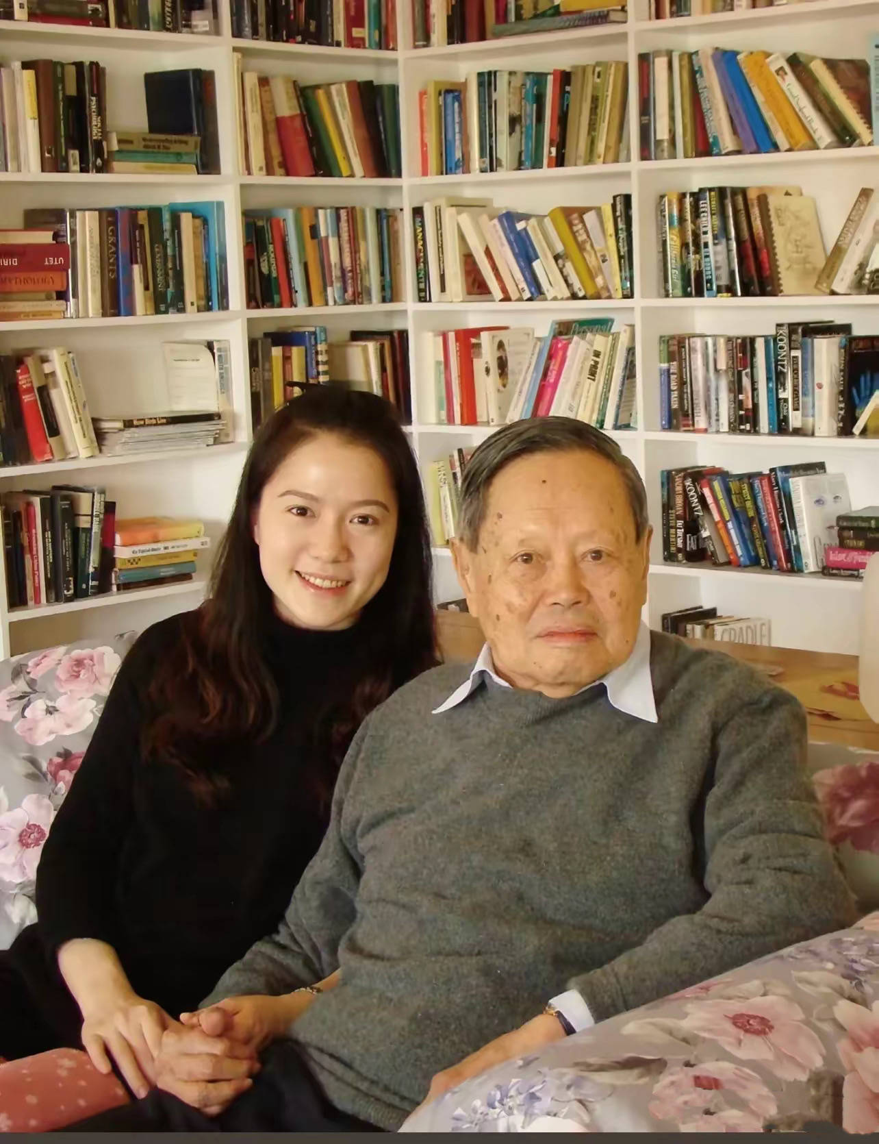 翁帆现身杨振宁葬礼，穿黑衣戴白花哭肿眼睛，站首位陪孩子们回礼