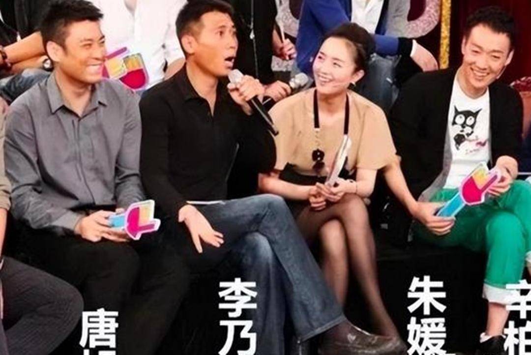 辛柏青吃饭被偶遇,瘦了老了破碎感太强,一旁李乃文不停给他夹菜