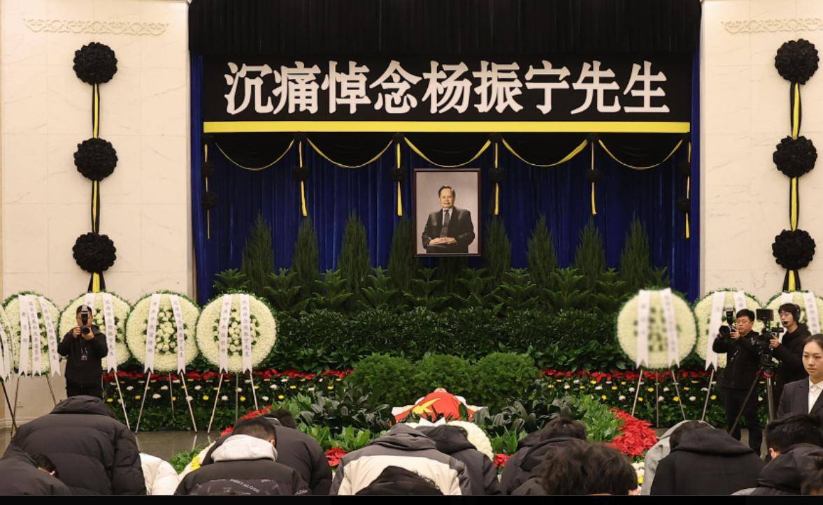 杨振宁葬礼，国旗盖遗体，离世前状态曝光，49岁的翁帆已再无遗憾