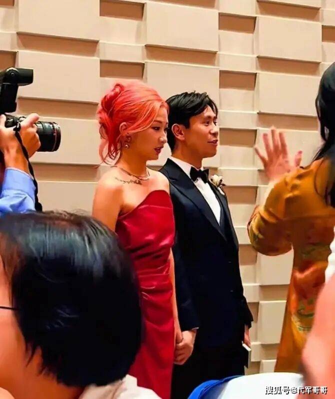 33岁刘欢女儿大婚！染红发纹身很漂亮，父母落泪不舍女儿出嫁