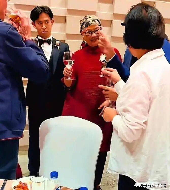 33岁刘欢女儿大婚！染红发纹身很漂亮，父母落泪不舍女儿出嫁