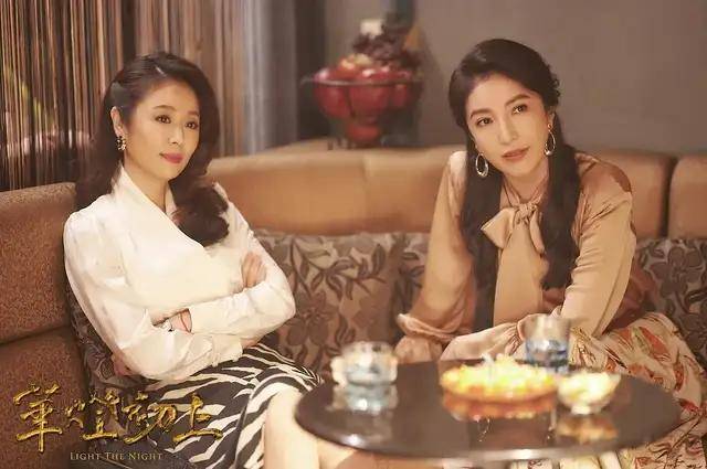 当两个女明星,在颁奖典礼接吻