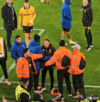 英格兰足球超级联赛9场仅2分！英超中资队倒数第1：主帅遭狂嘘与球迷激烈对峙