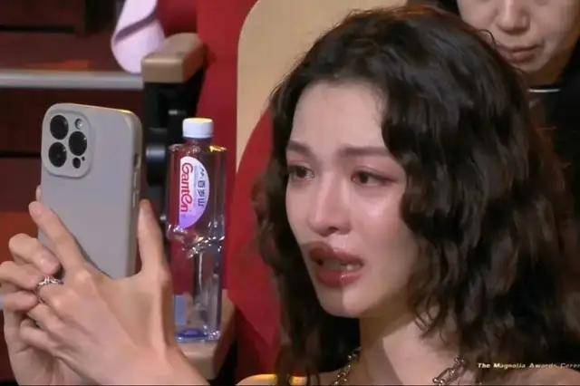 当两个女明星,在颁奖典礼接吻