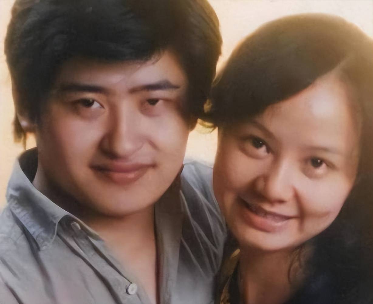 刘欢近况曝光:患不死癌症,带病参加女儿婚礼,满桌茅台太显眼